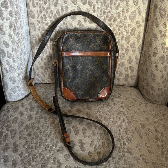Louis Vuitton Monogram Canvas Crossbody needs repair - Picture 1 of 17